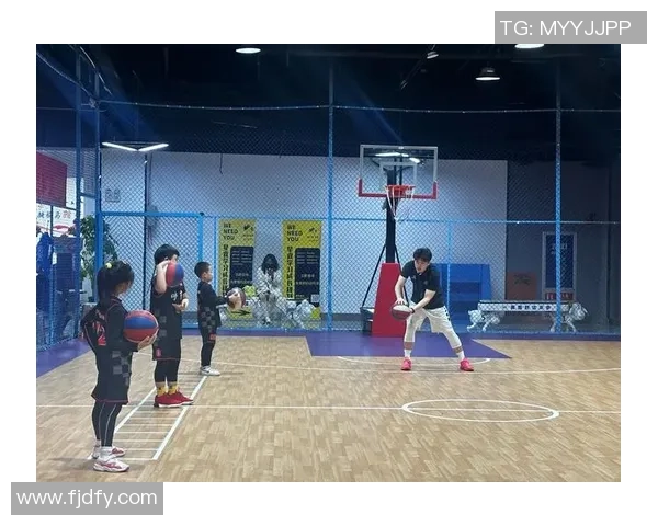 幼儿园倡导亲子活动家长携带篮球共度快乐时光